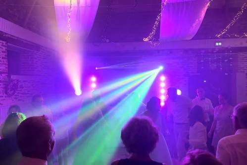Soirée de mariage avec faisceaux laser violets sur la piste de danse