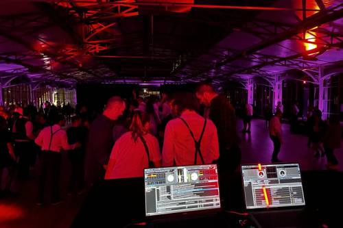 Vue depuis la régie DJ sur une piste de danse éclairée en rouge