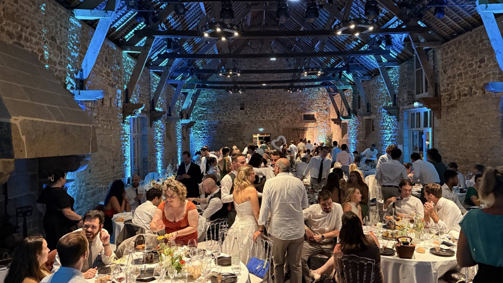 Éclairage de salle pour mariage et soirée événementielle